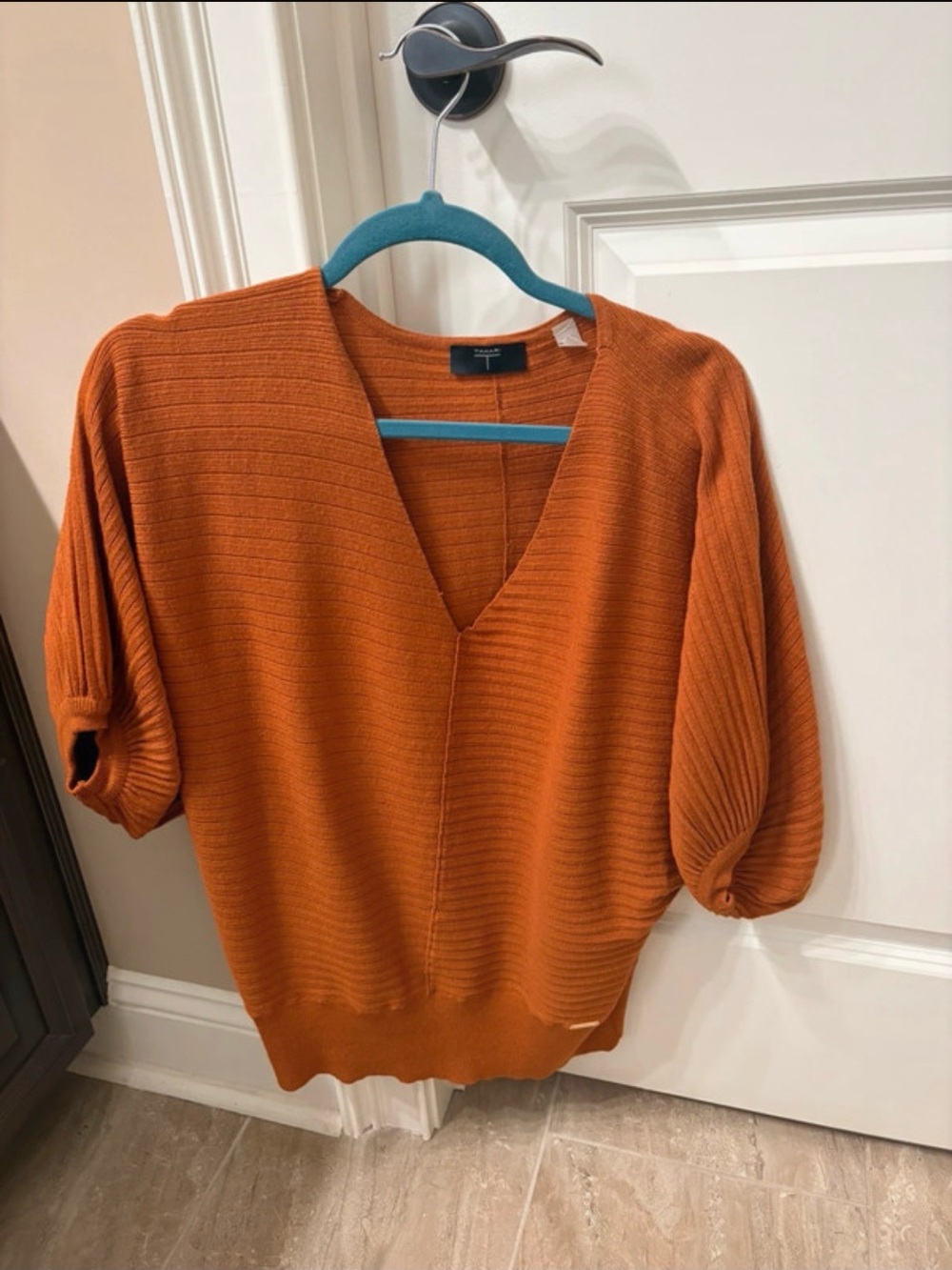 Tahari Burnt Orange Ribbed V-Neck Short Sleeve Sweater